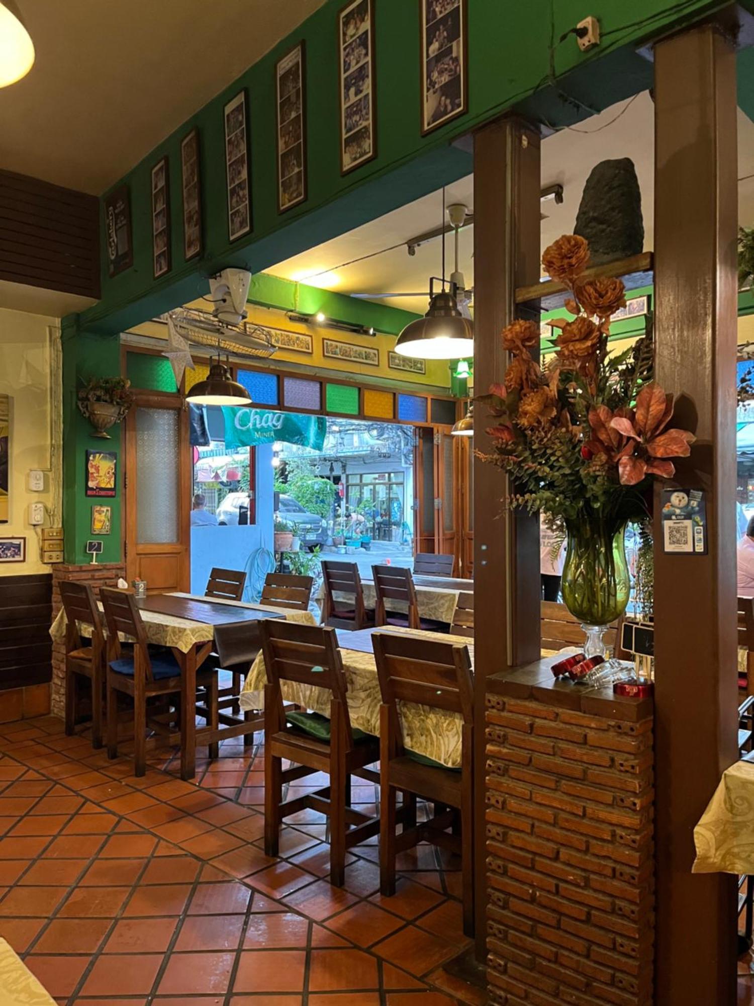 Baan Glang Soi Restaurant & Guesthouse Bangkok Exterior photo