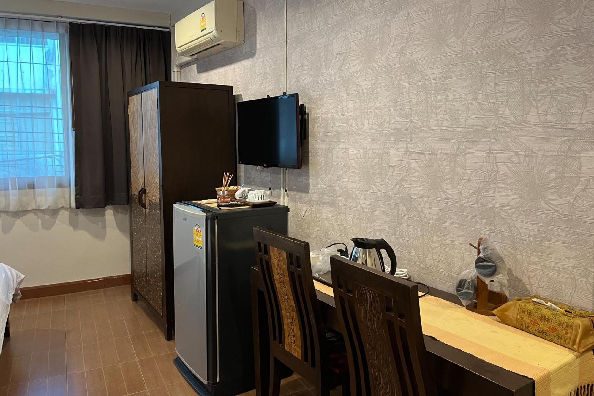 Baan Glang Soi Restaurant & Guesthouse Bangkok Exterior photo
