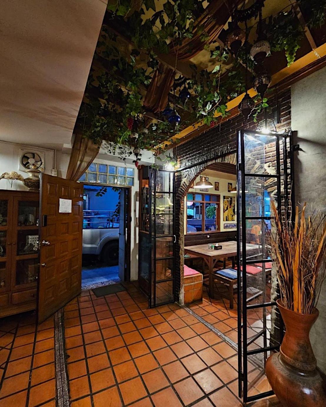 Baan Glang Soi Restaurant & Guesthouse Bangkok Exterior photo