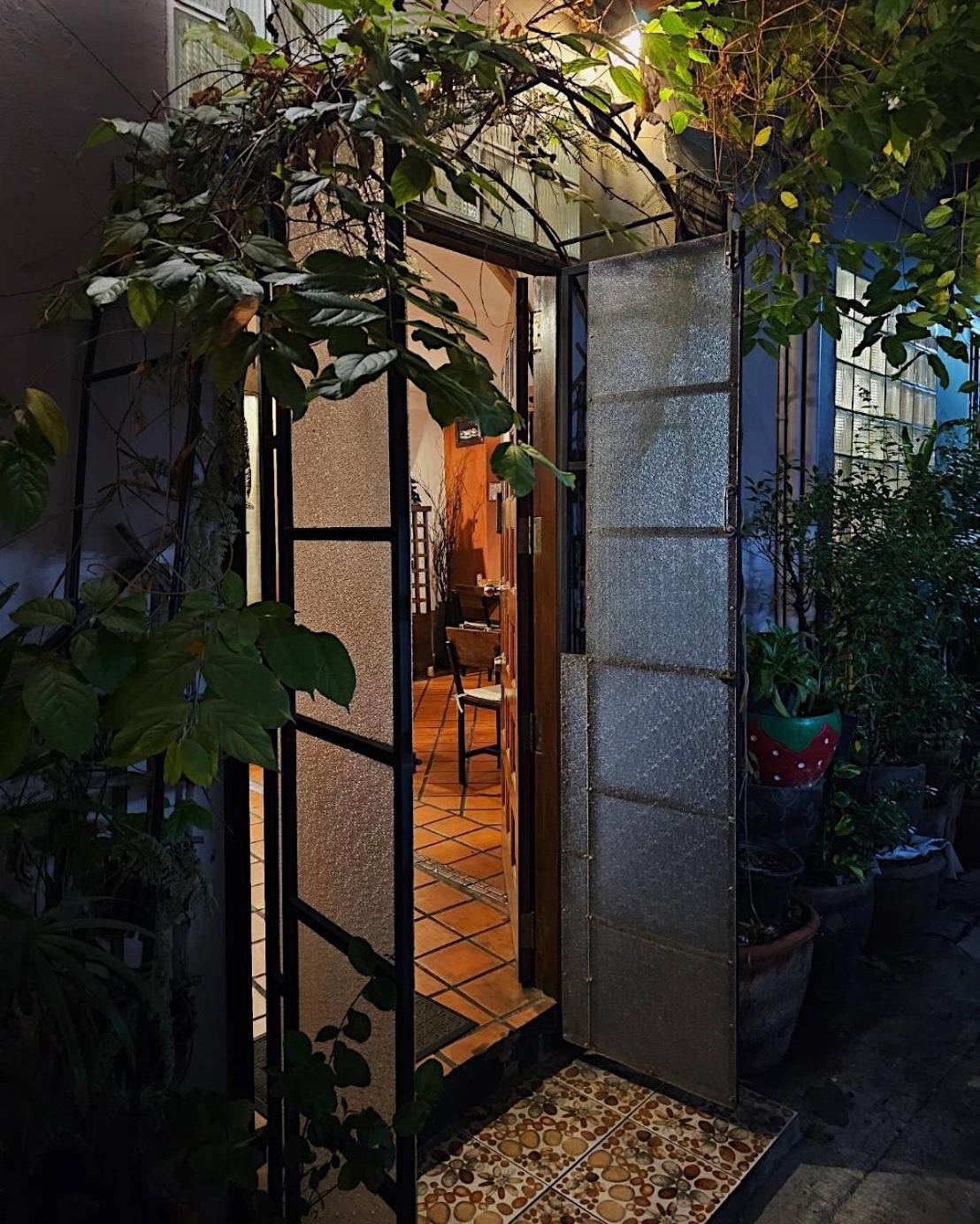 Baan Glang Soi Restaurant & Guesthouse Bangkok Exterior photo
