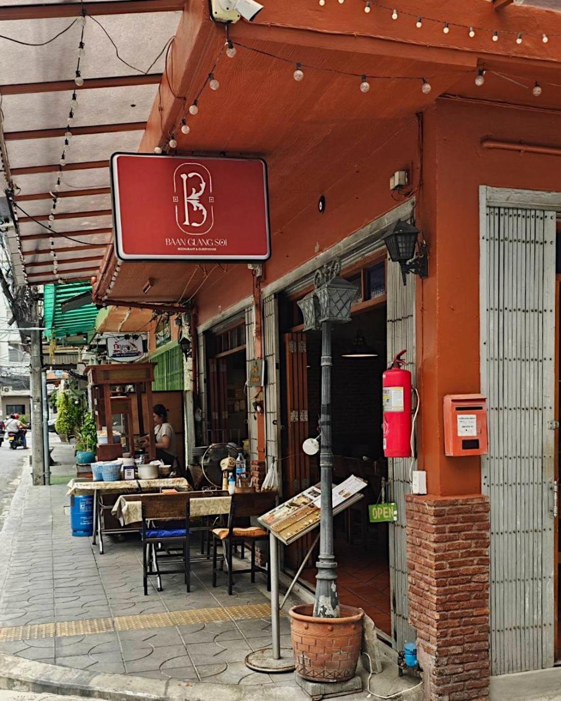 Baan Glang Soi Restaurant & Guesthouse Bangkok Exterior photo