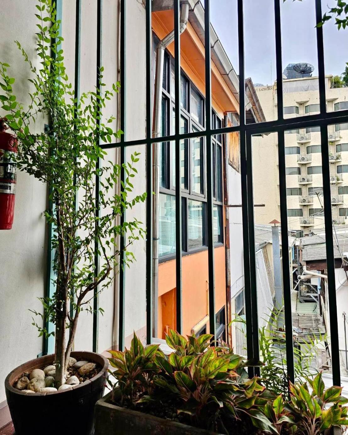 Baan Glang Soi Restaurant & Guesthouse Bangkok Exterior photo