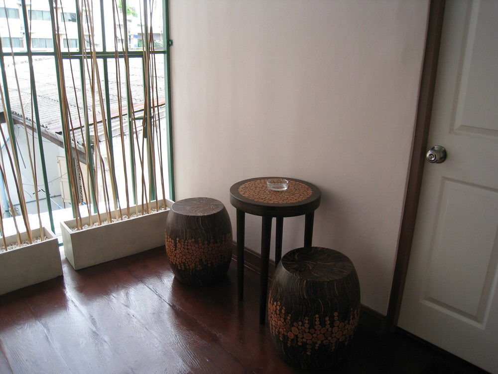 Baan Glang Soi Restaurant & Guesthouse Bangkok Exterior photo
