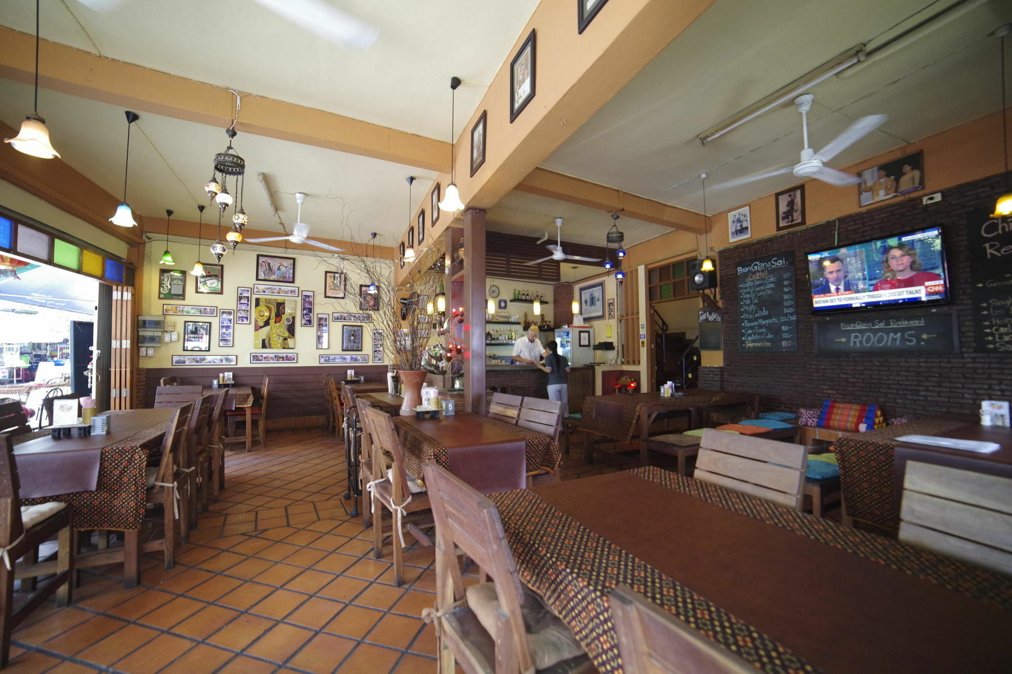 Baan Glang Soi Restaurant & Guesthouse Bangkok Exterior photo