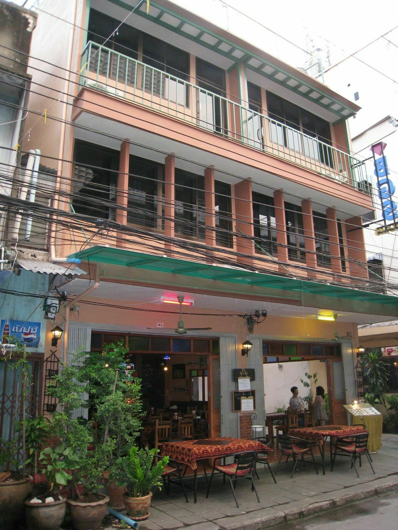 Baan Glang Soi Restaurant & Guesthouse Bangkok Exterior photo