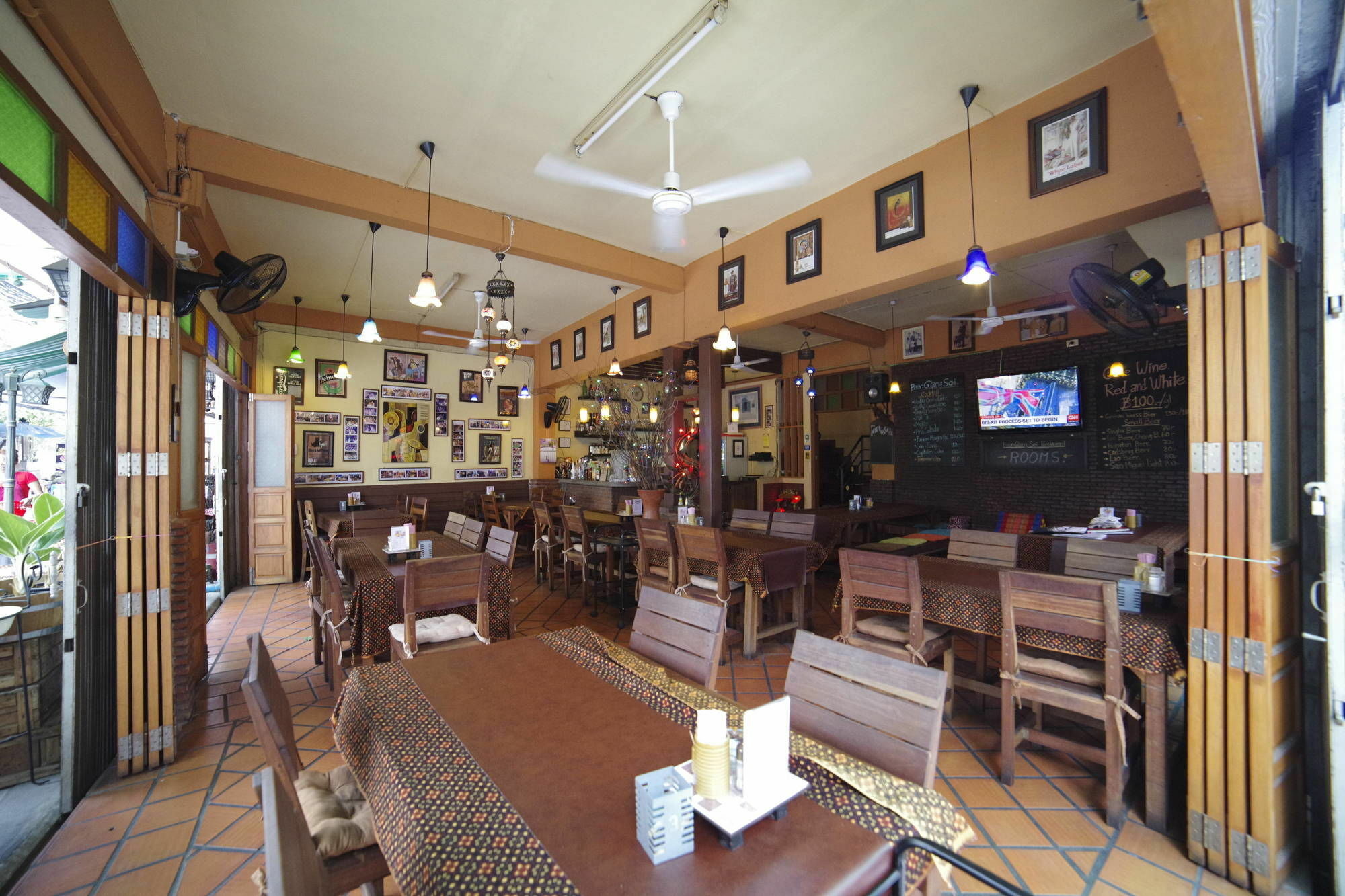 Baan Glang Soi Restaurant & Guesthouse Bangkok Exterior photo