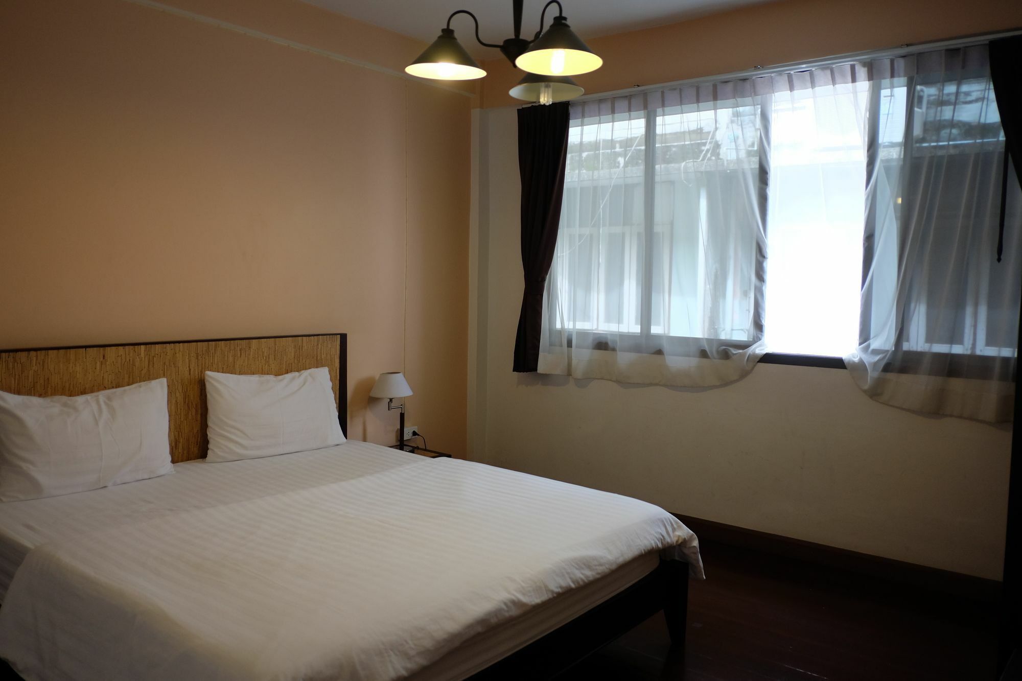 Baan Glang Soi Restaurant & Guesthouse Bangkok Exterior photo